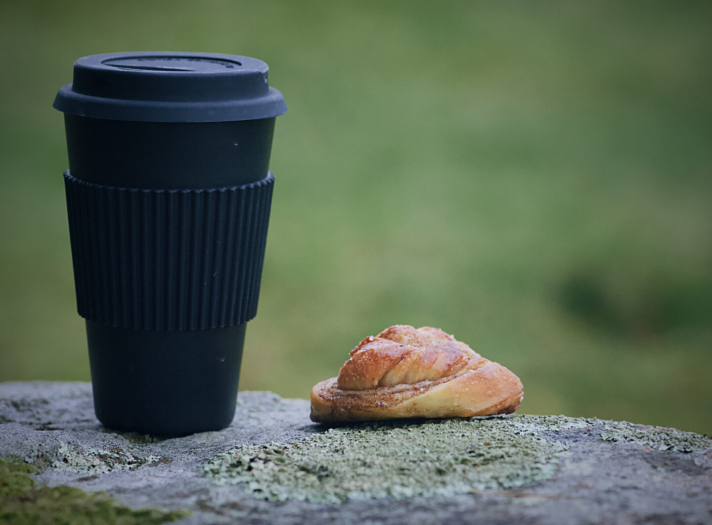 Vackra oktober 2 kaffe och kanelbulle på oktoberpromenad