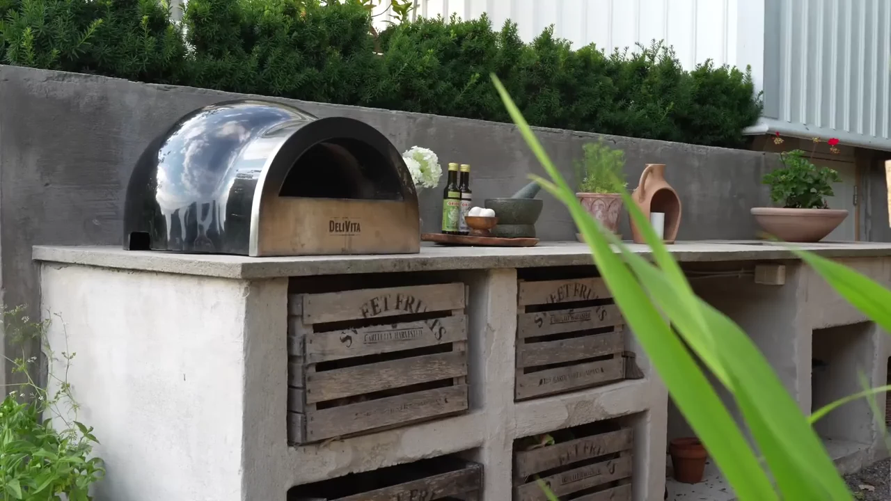 Vi gör uteköket redo för pizzasäsongen